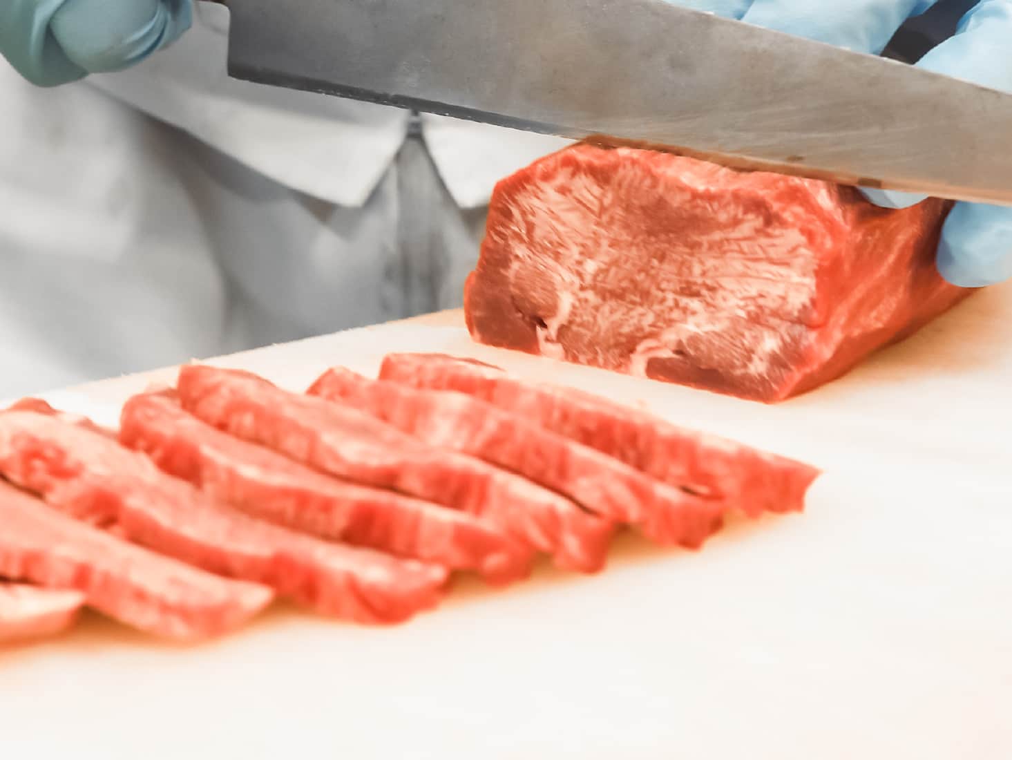 お肉を切る手元