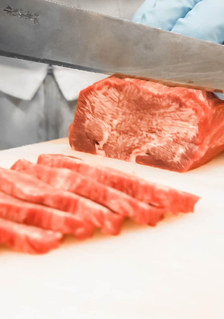 お肉を切る手元
